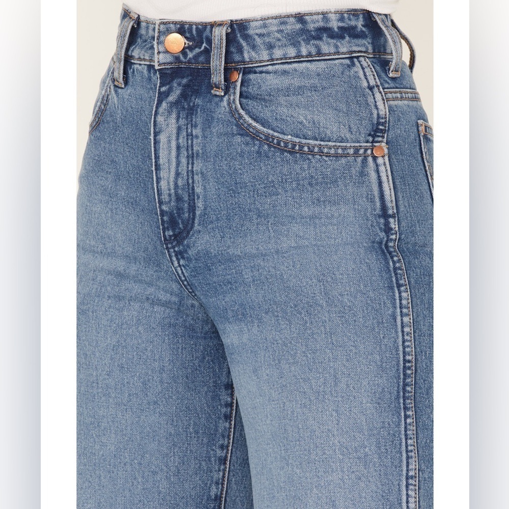 Wrangler Women’s High Rise Relaxed Mom Jeans. Medium Wash. Size 27. - Picture 2 of 12